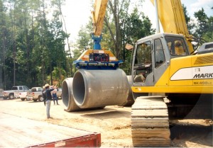 Vacuum lifting technology unloads this 72-inch concrete pipe.