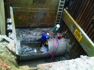 Efficiency Production’s exclusive Shore-Trak panel guides replace regular slide rail panels which allowed DiPaolo to install stab sheeting tightly around the existing sewer line.